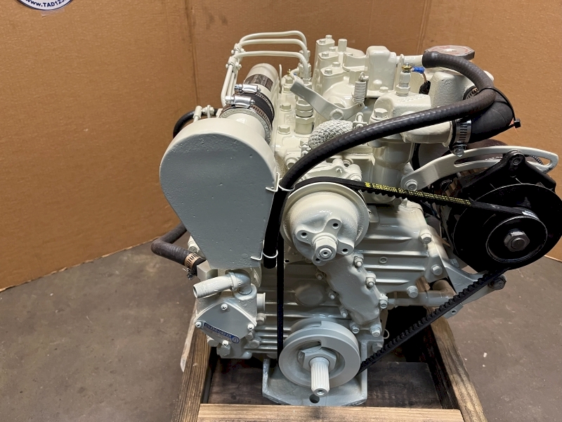 Universal 5424 Marine Diesel Engine